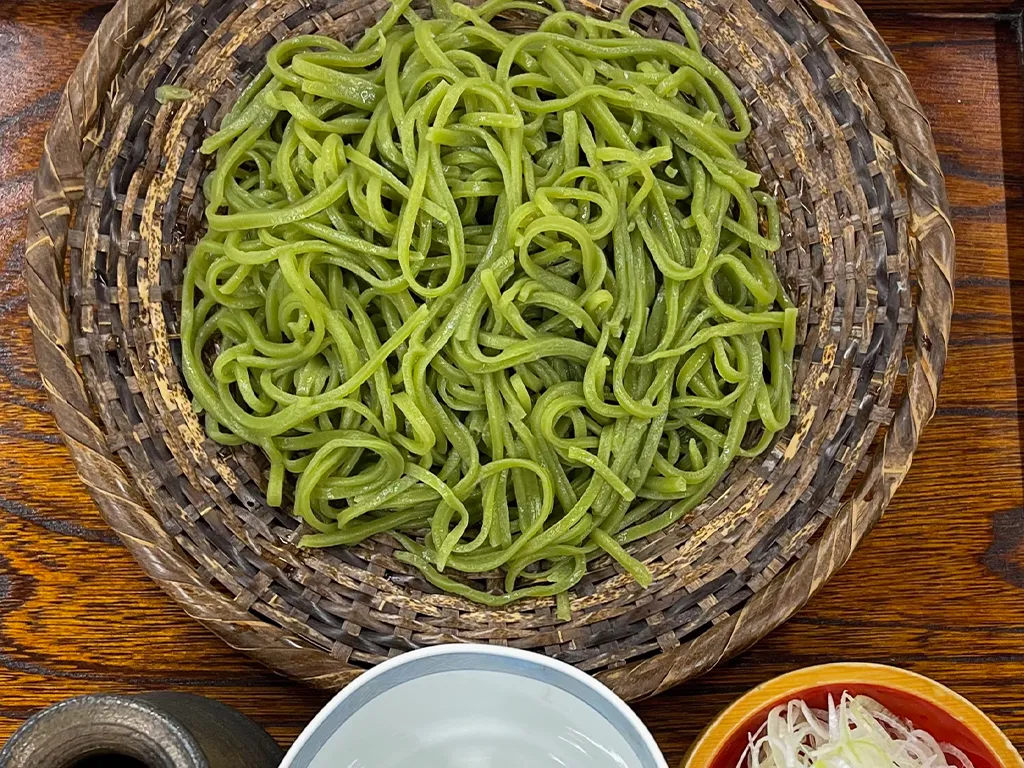 変わりそば（茶そば）