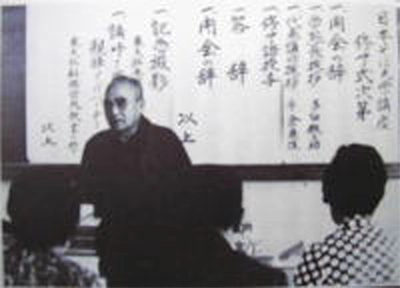 日本そば大学で講義をする片倉康雄